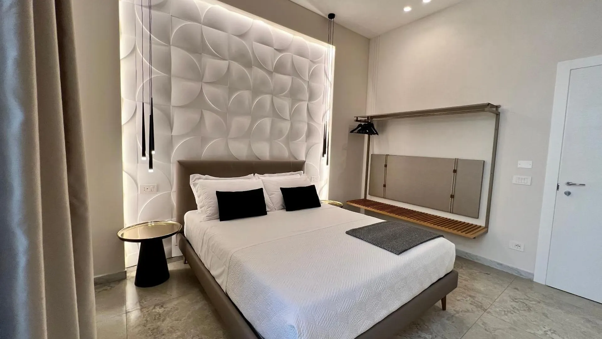 Elegant Rooms La Spezia Italy